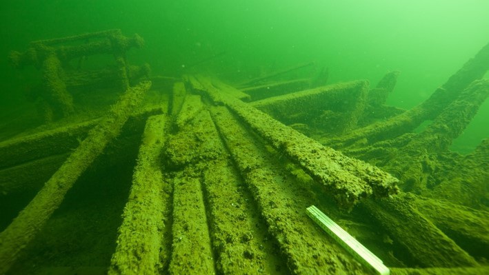Wreck's deck structures longitudinally supported by hull arches.